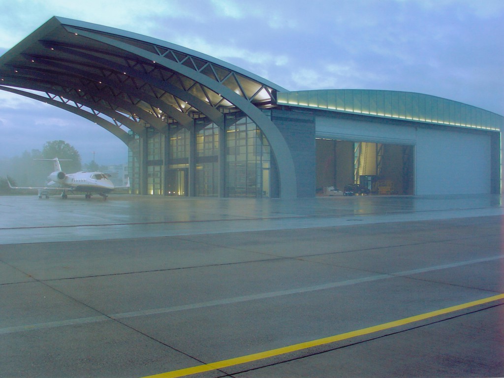 Kruse Architekt Baden Baden FKB Flugplatz Hangar Airpark Industrie Konstruktion Stahlbau Vordach Elegant