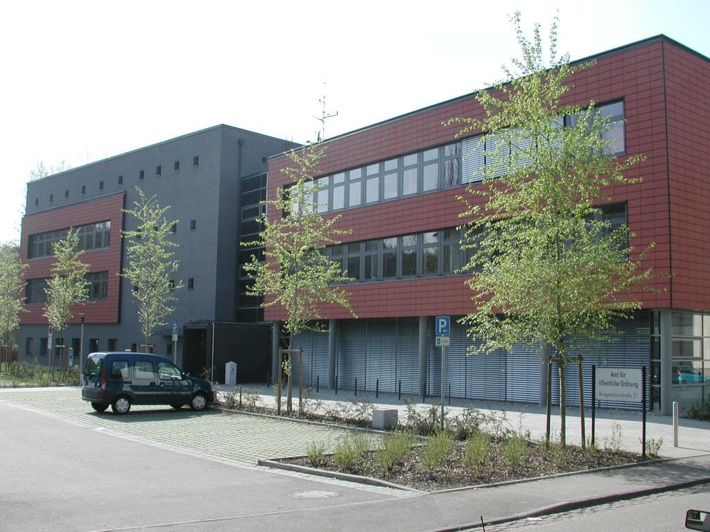 Kruse Architekt Baden-Baden Kunst Kultur Rathaus Amt Öffentlich Ordnung Verkehr Zulassungsstelle Fassade Rot